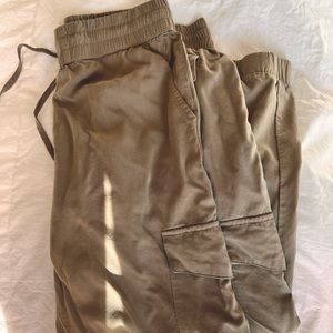 Trendy army green cropped cargo pants (medium) - Hawaiian Boutique